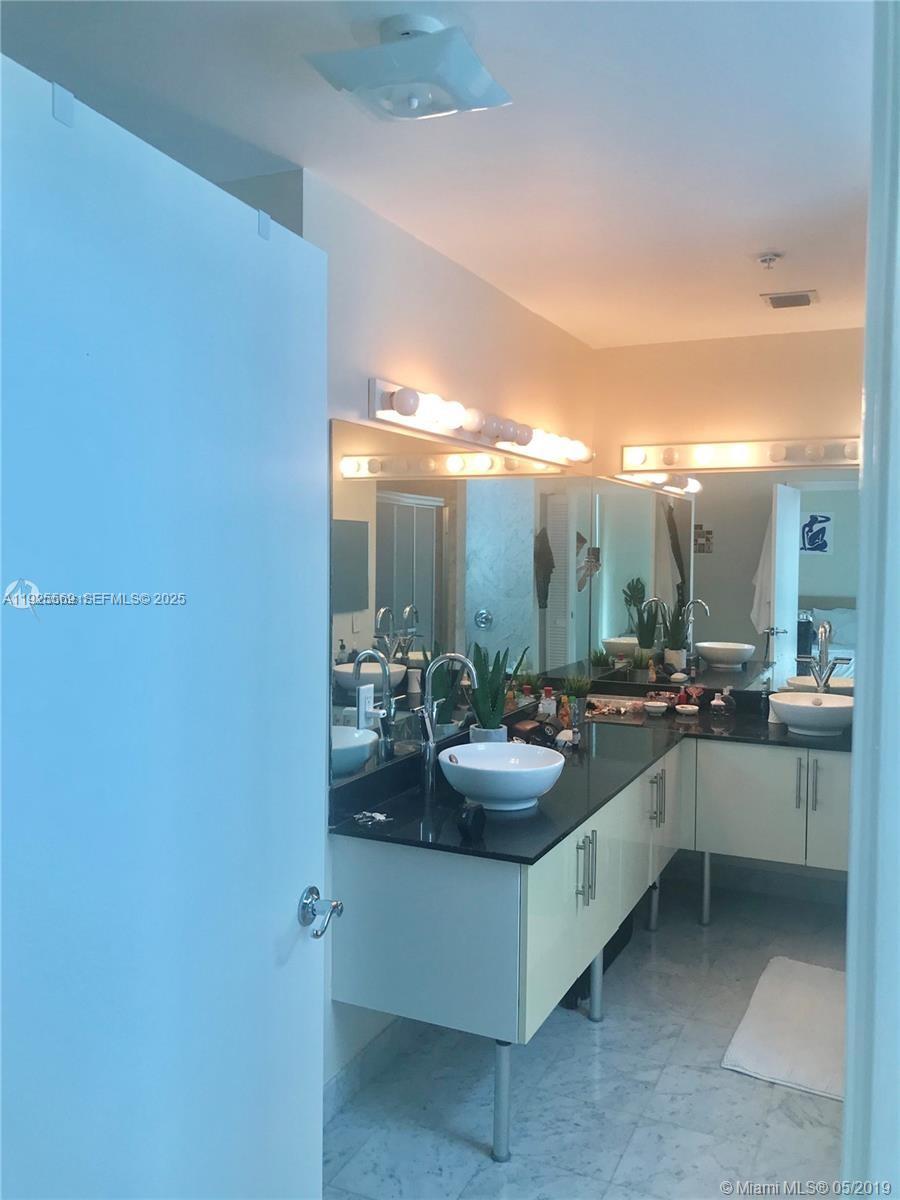 31 SE 5th St #4218, Miami FL 33131