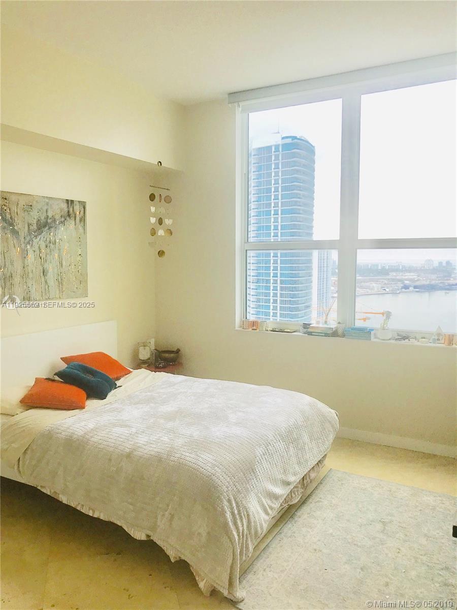 31 SE 5th St #4218, Miami FL 33131
