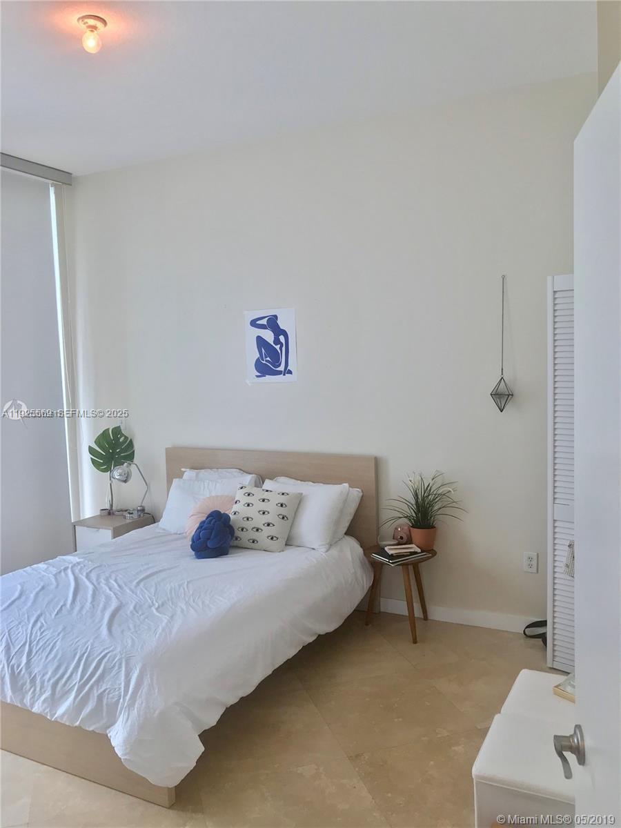 31 SE 5th St #4218, Miami FL 33131