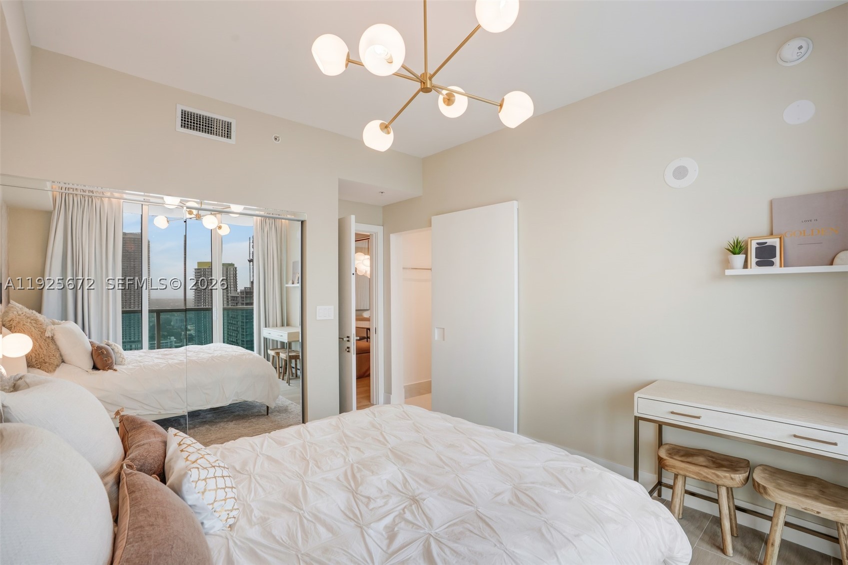 31 SE 5th St #3921, Miami FL 33131