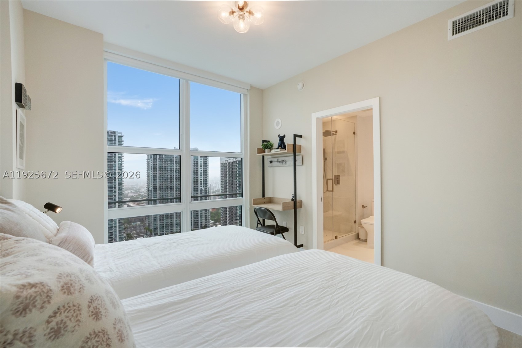31 SE 5th St #3921, Miami FL 33131
