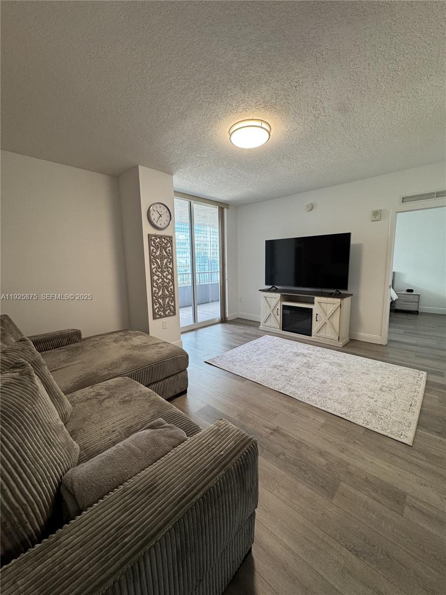 170 SE 14th St #1906, Miami FL 33131