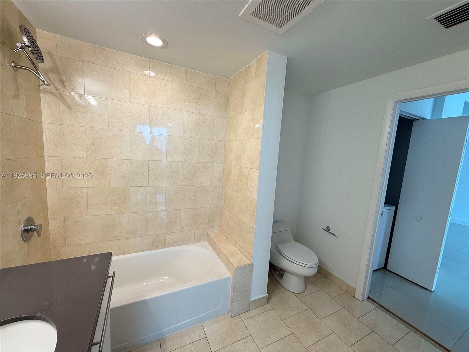 90 SW 3rd St #1809, Miami FL 33130
