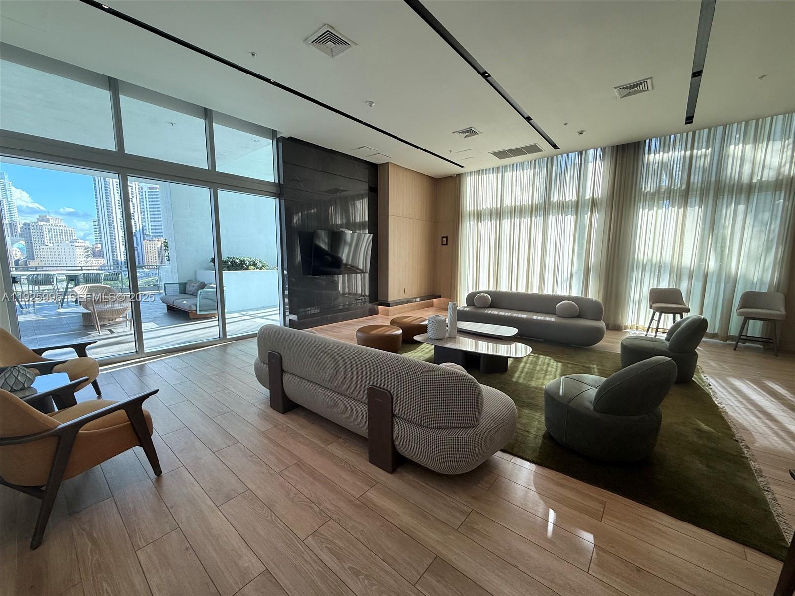 90 SW 3rd St #1809, Miami FL 33130