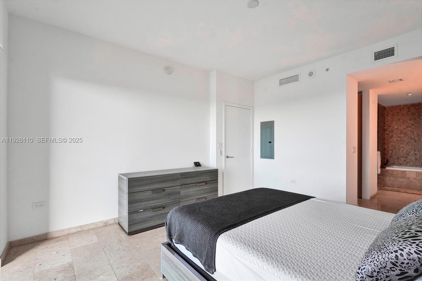 88 SW 7th St #2106, Miami FL 33130