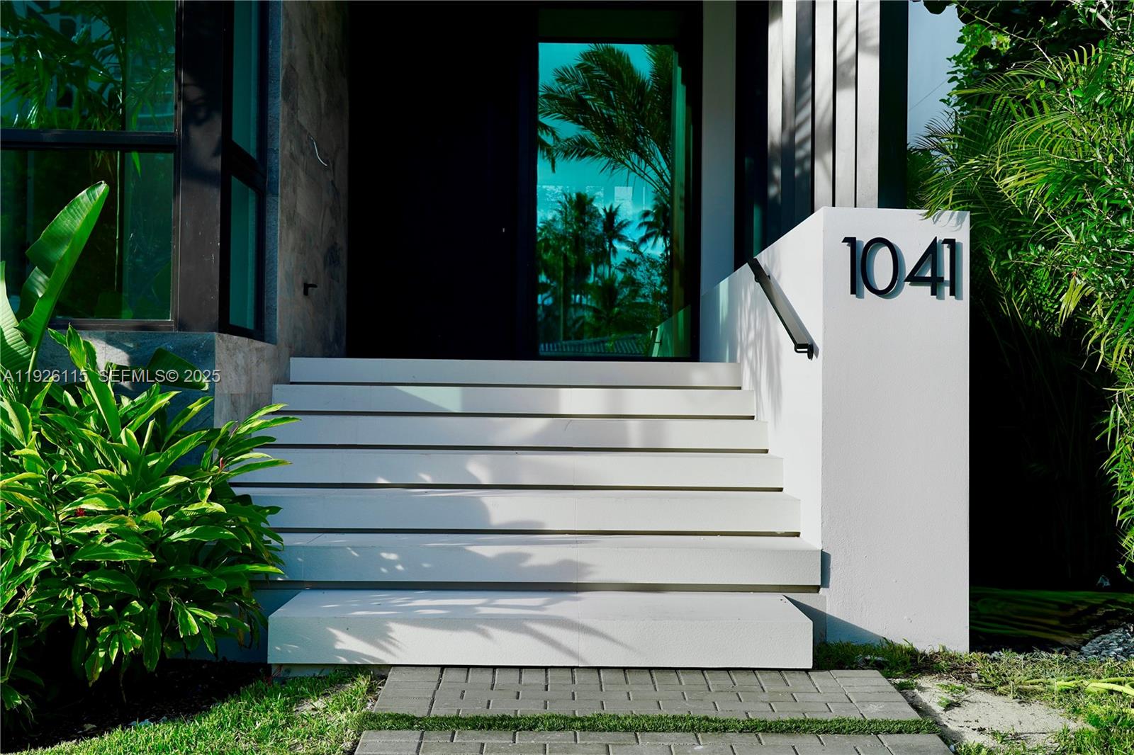 1041 N Venetian Dr, Miami FL 33139