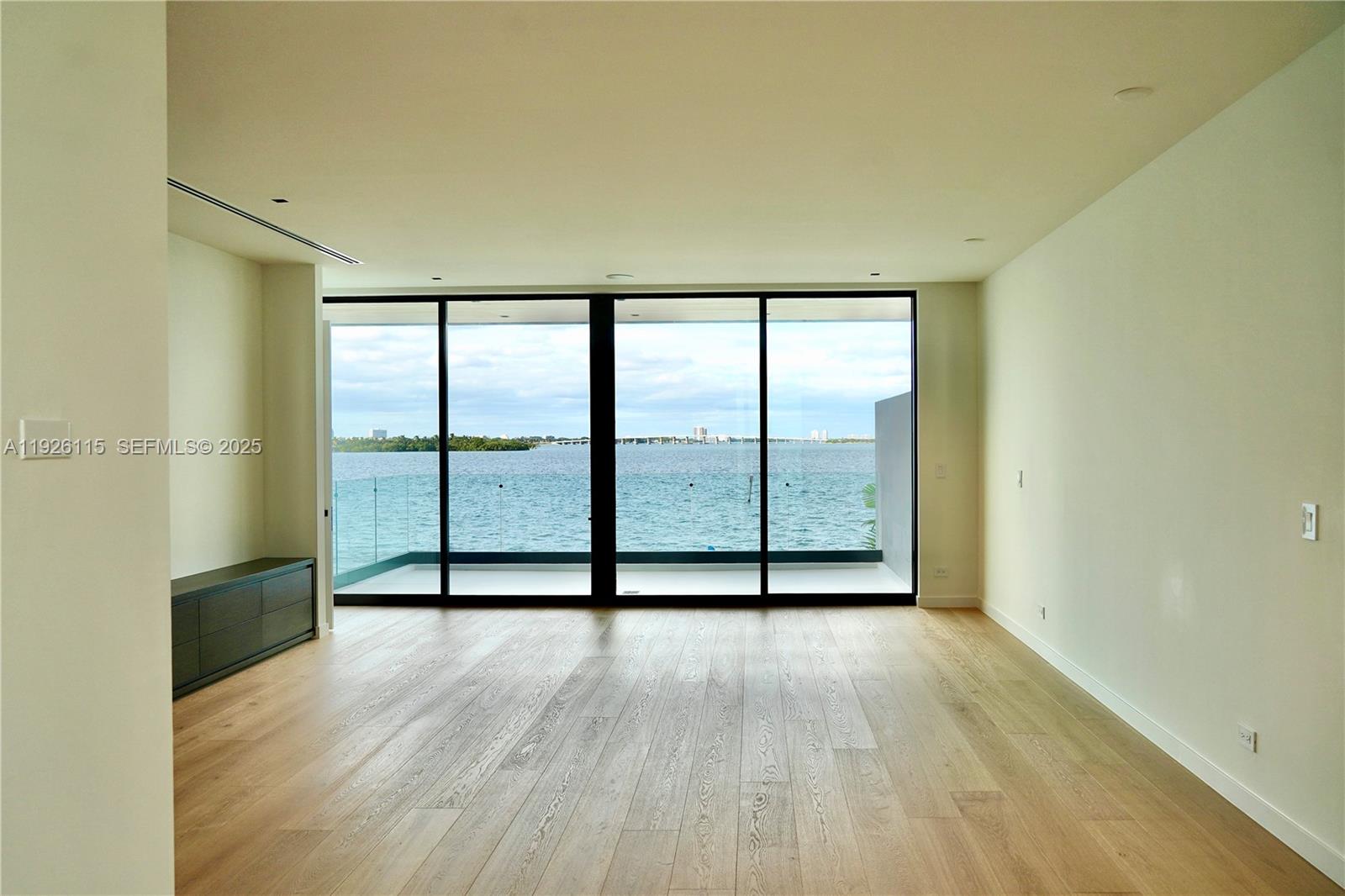 1041 N Venetian Dr, Miami FL 33139