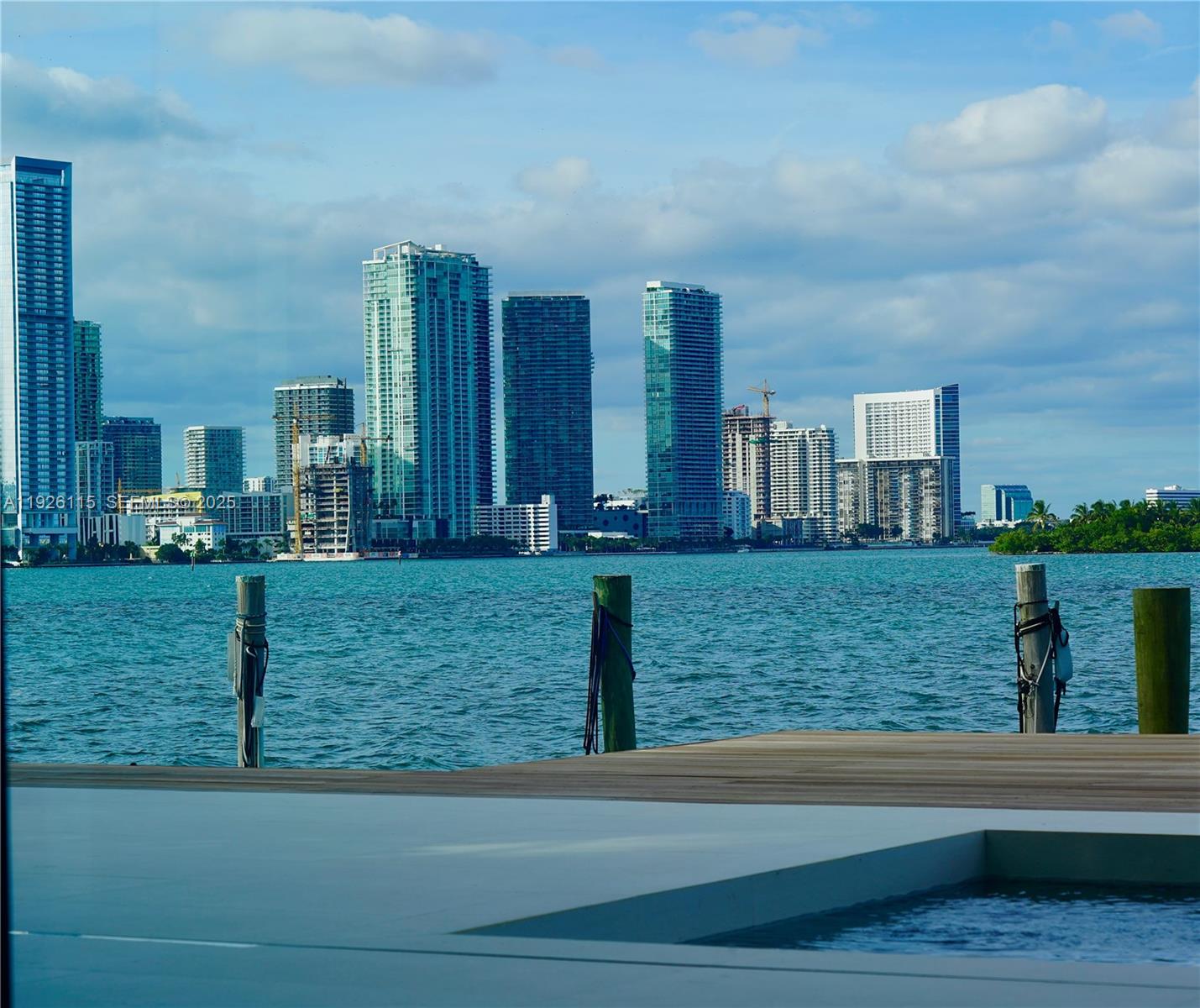 1041 N Venetian Dr, Miami FL 33139