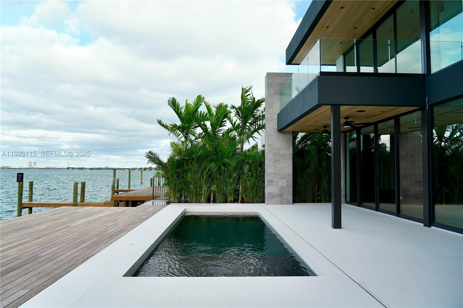 1041 N Venetian Dr, Miami FL 33139