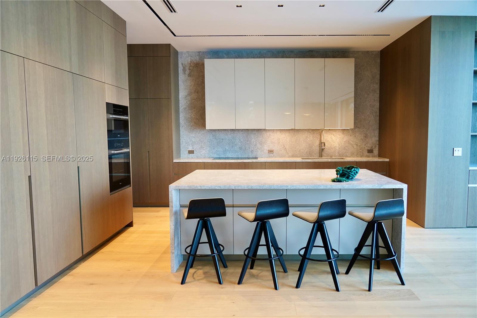 1041 N Venetian Dr, Miami FL 33139