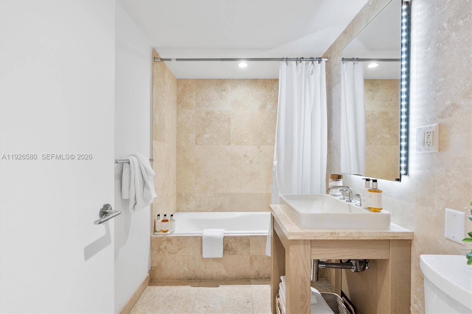 102 24th St #1413, Miami Beach FL 33139