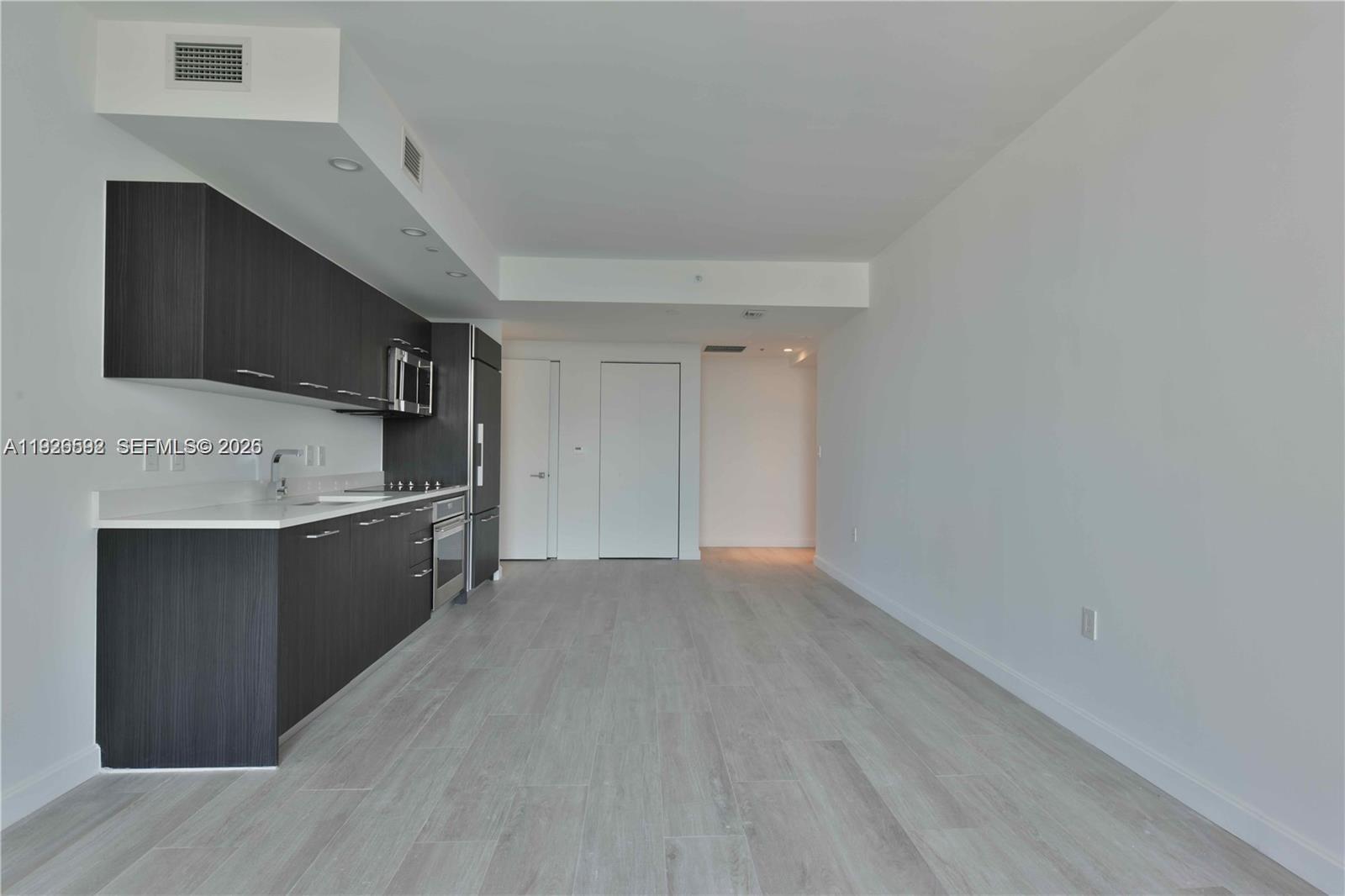 45 SW 9th St #2209, Miami FL 33130