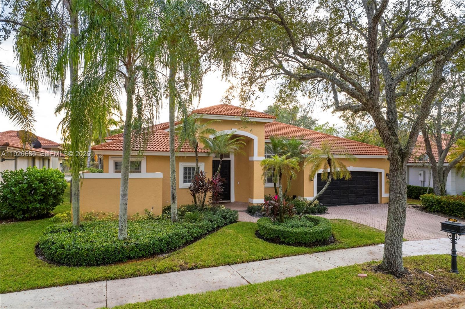 2893 Oakbrook Dr, Weston FL 33332