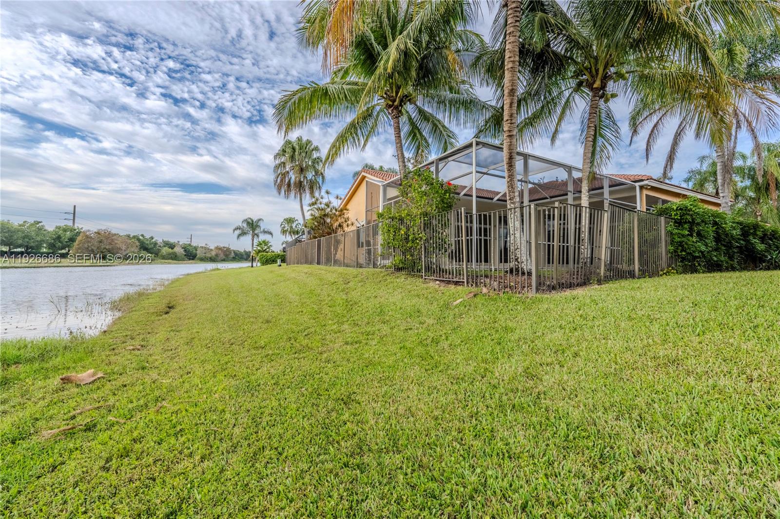 2893 Oakbrook Dr, Weston FL 33332