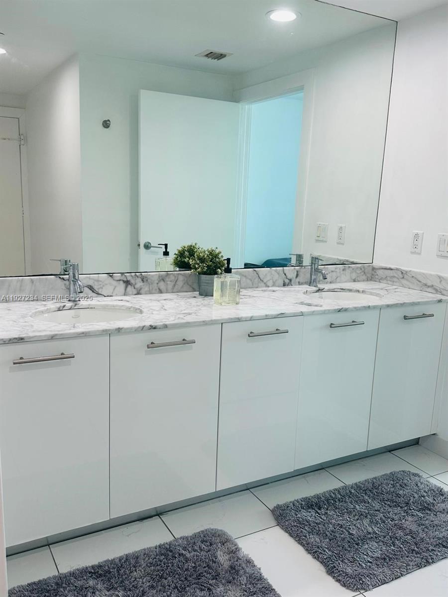 500 Brickell Ave #2205, Miami FL 33131