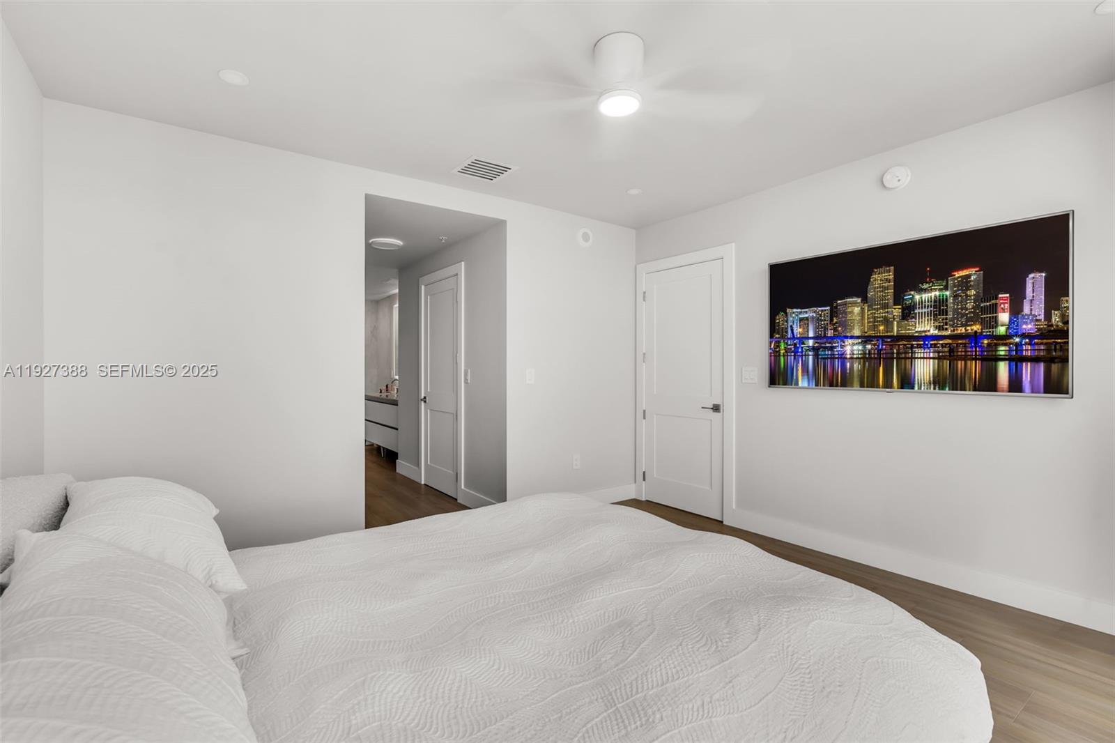92 SW 3rd St #5204, Miami FL 33130