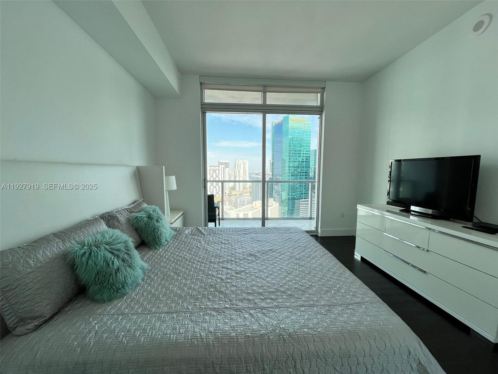 55 SE 6th St #4103, Miami FL 33131