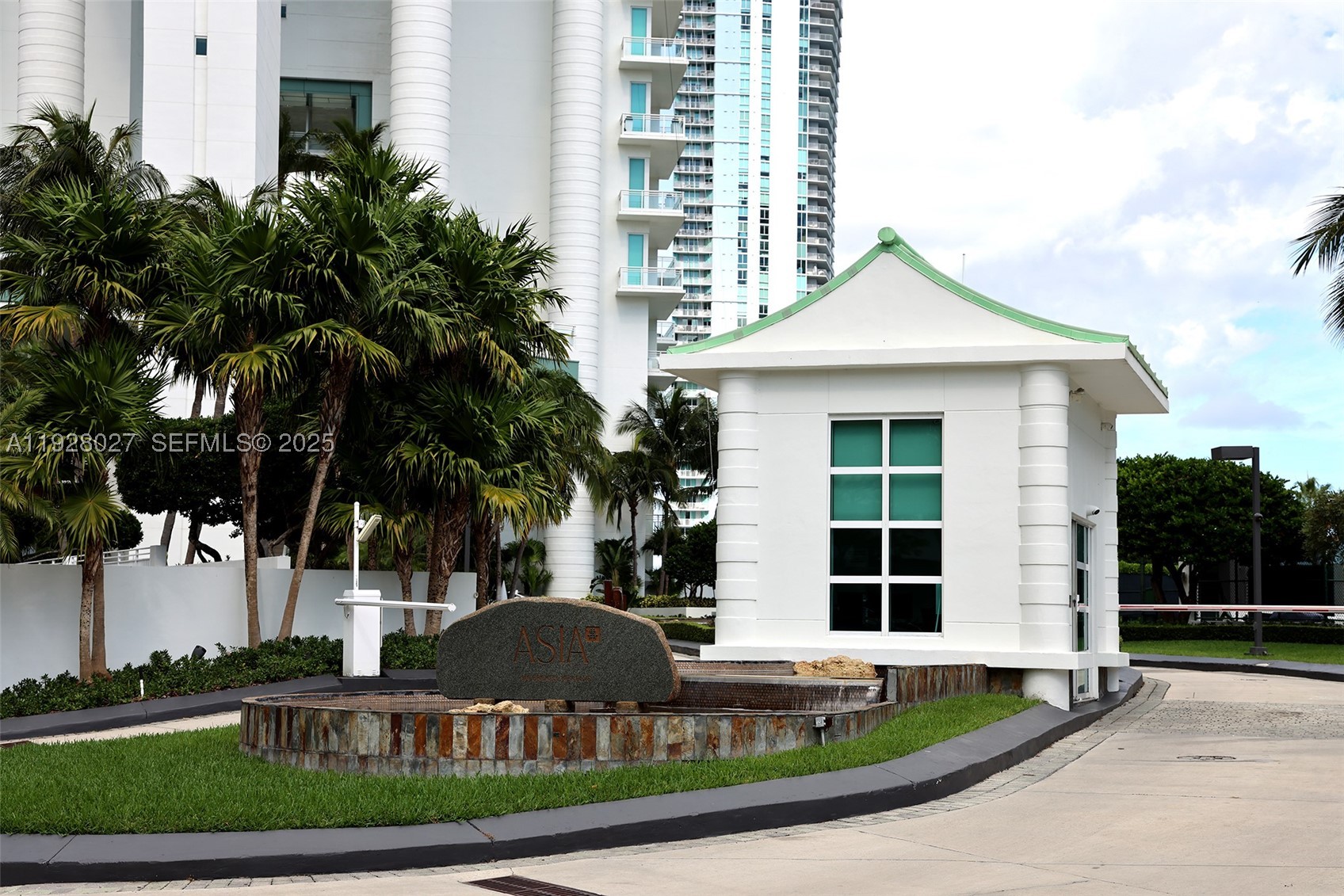 900 Brickell Key Blvd #2002, Miami FL 33131