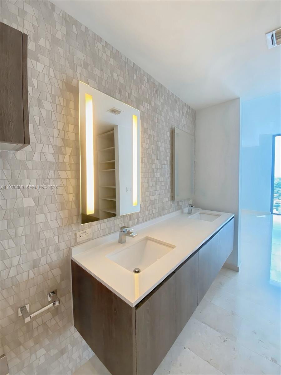 88 SW 7th St #3906, Miami FL 33130