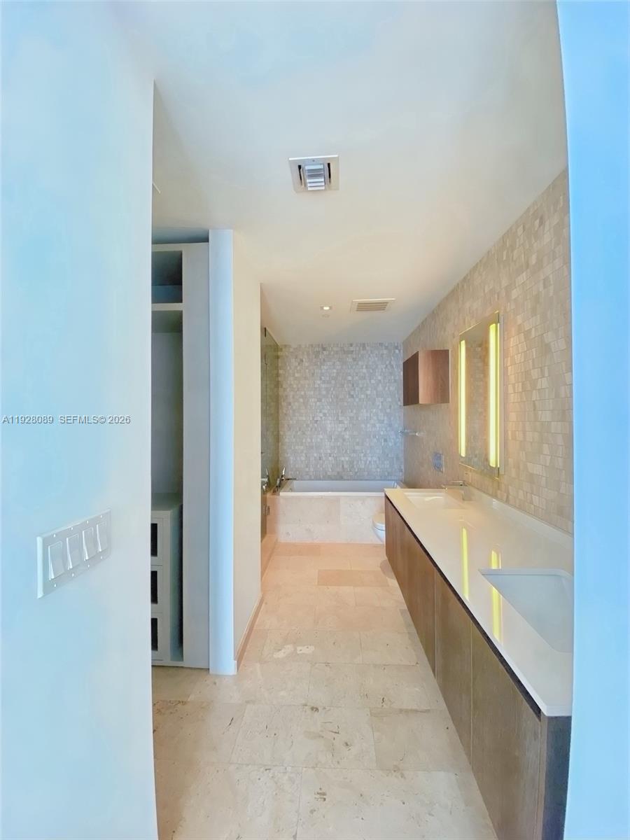 88 SW 7th St #3906, Miami FL 33130
