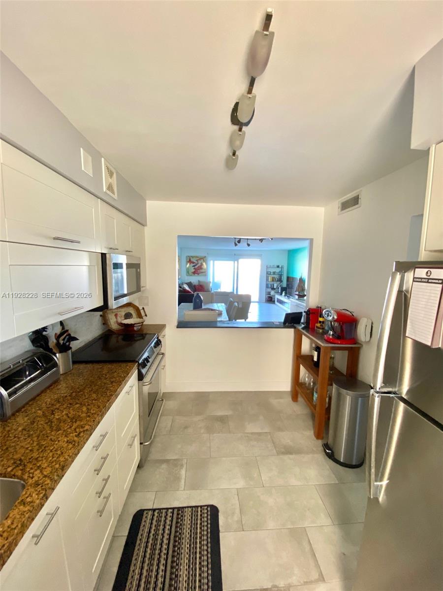 400 Golden Isles Dr #6, Hallandale Beach FL 33009