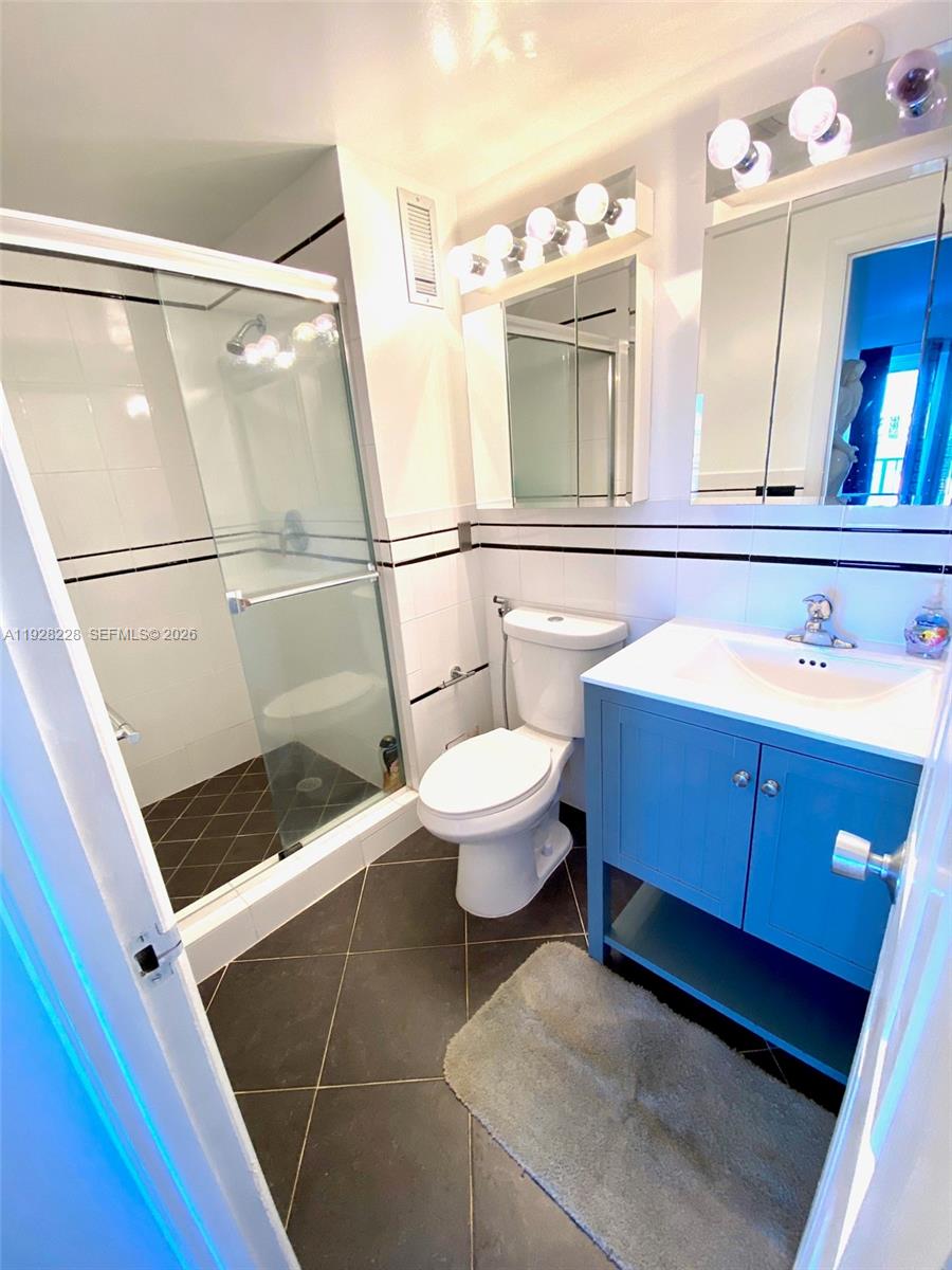 400 Golden Isles Dr #6, Hallandale Beach FL 33009