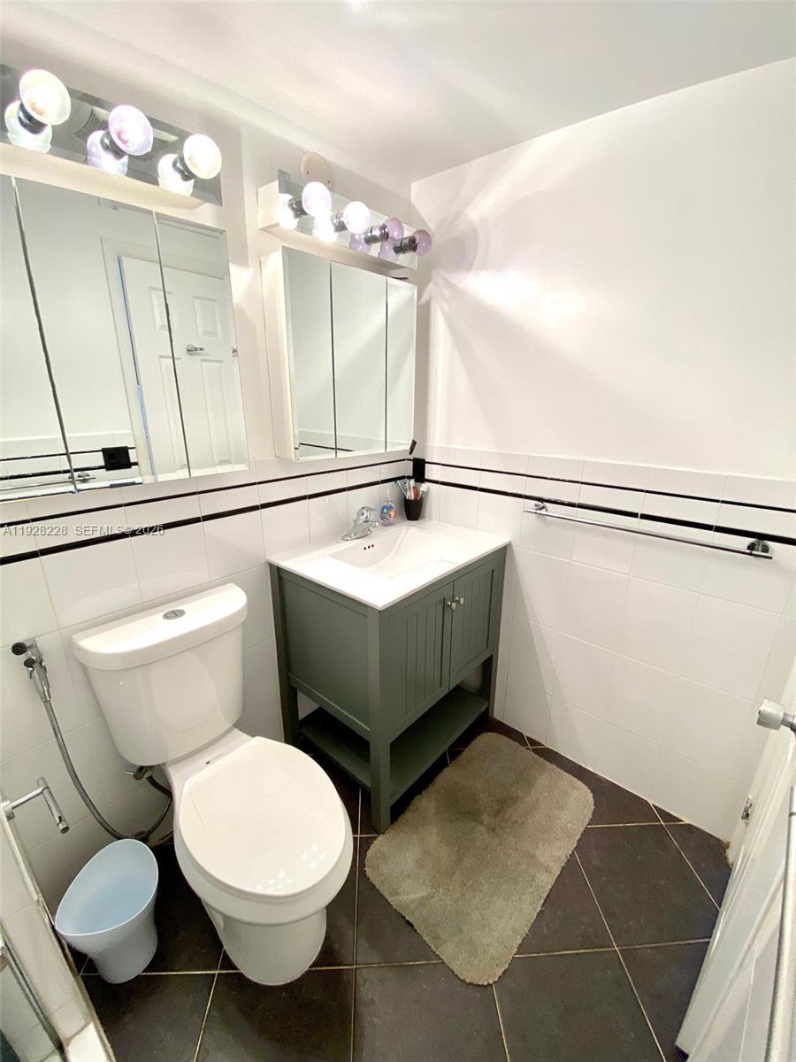 400 Golden Isles Dr #6, Hallandale Beach FL 33009