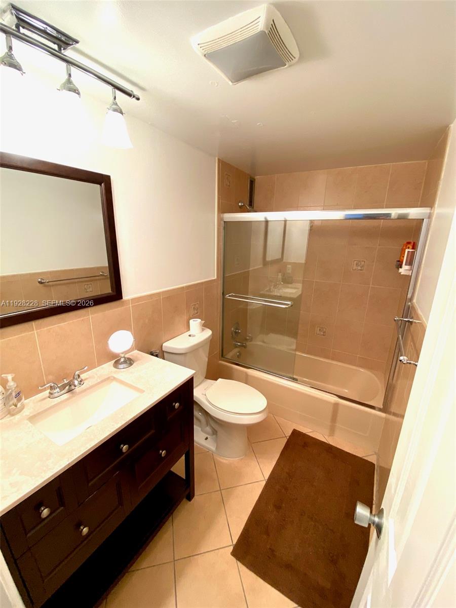 400 Golden Isles Dr #6, Hallandale Beach FL 33009