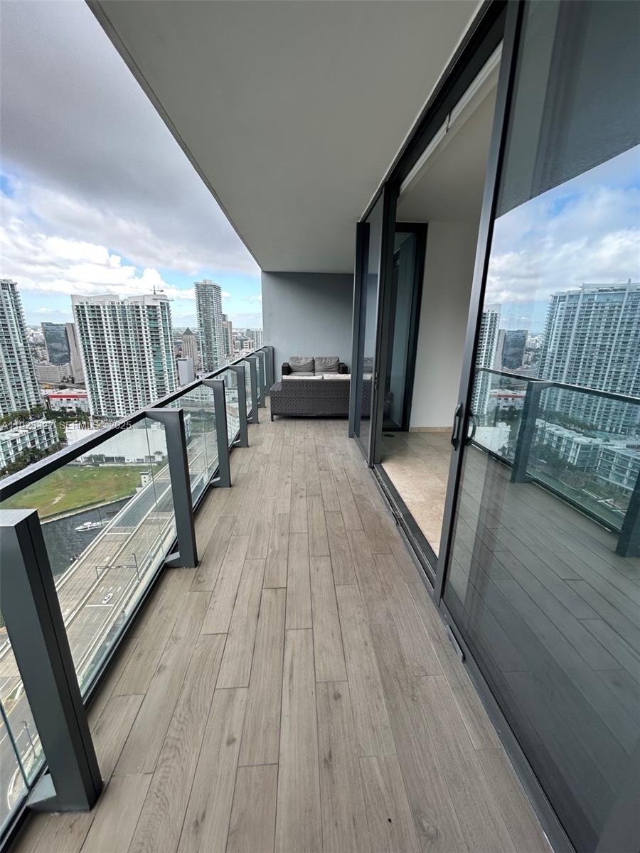 68 SE 6th St #3008, Miami FL 33131