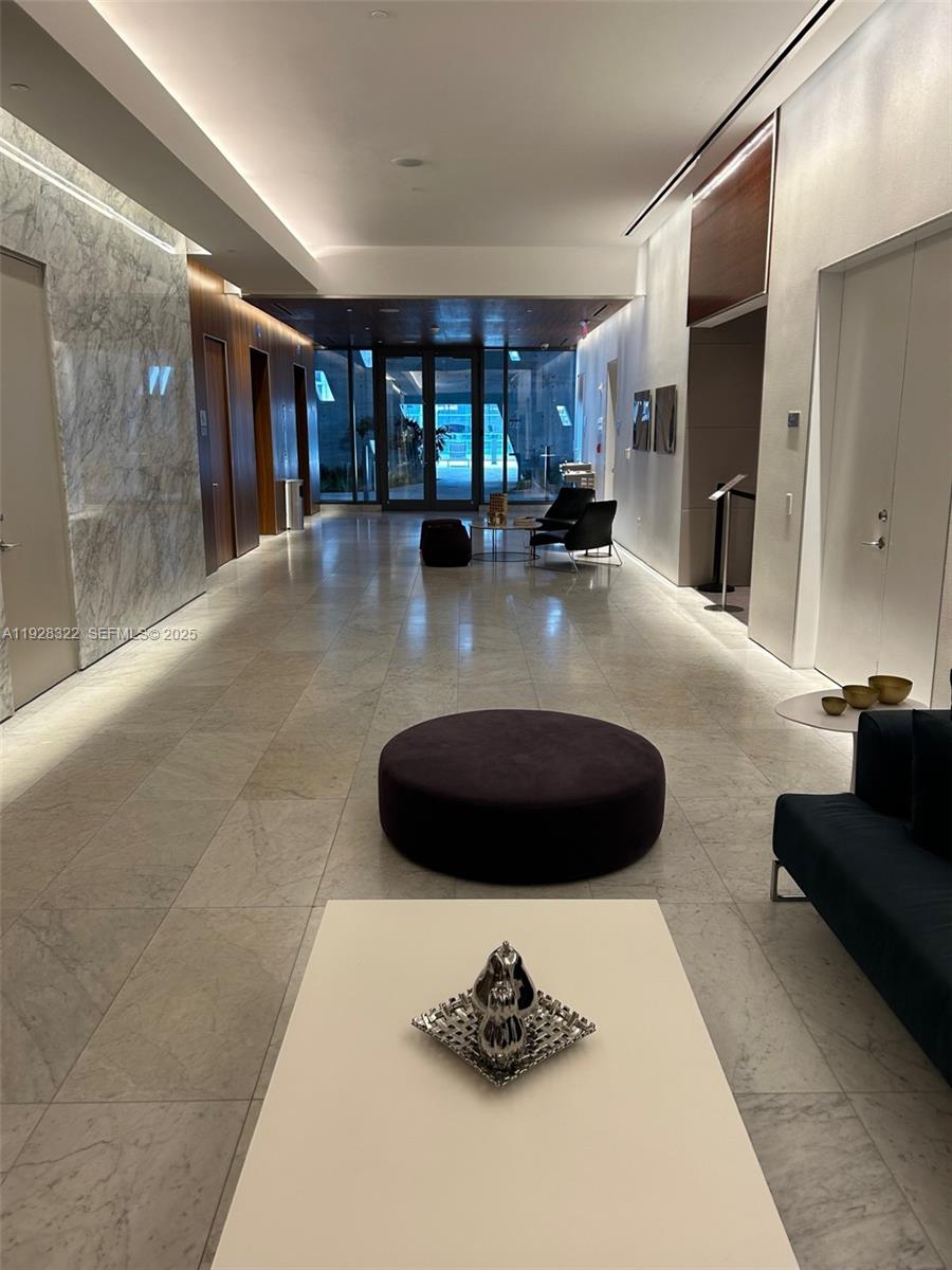 68 SE 6th St #3008, Miami FL 33131