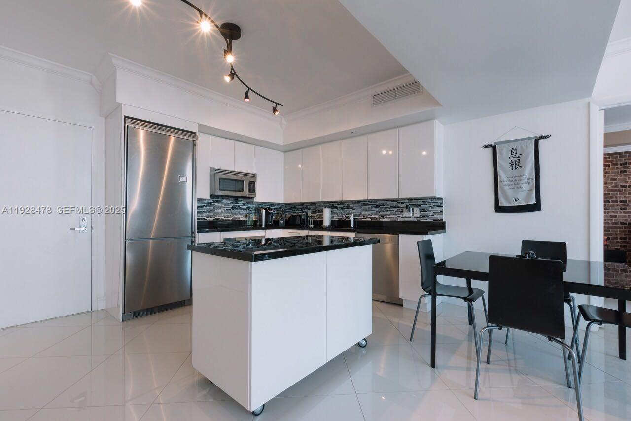 92 SW 3RD St #1512, Miami FL 33130