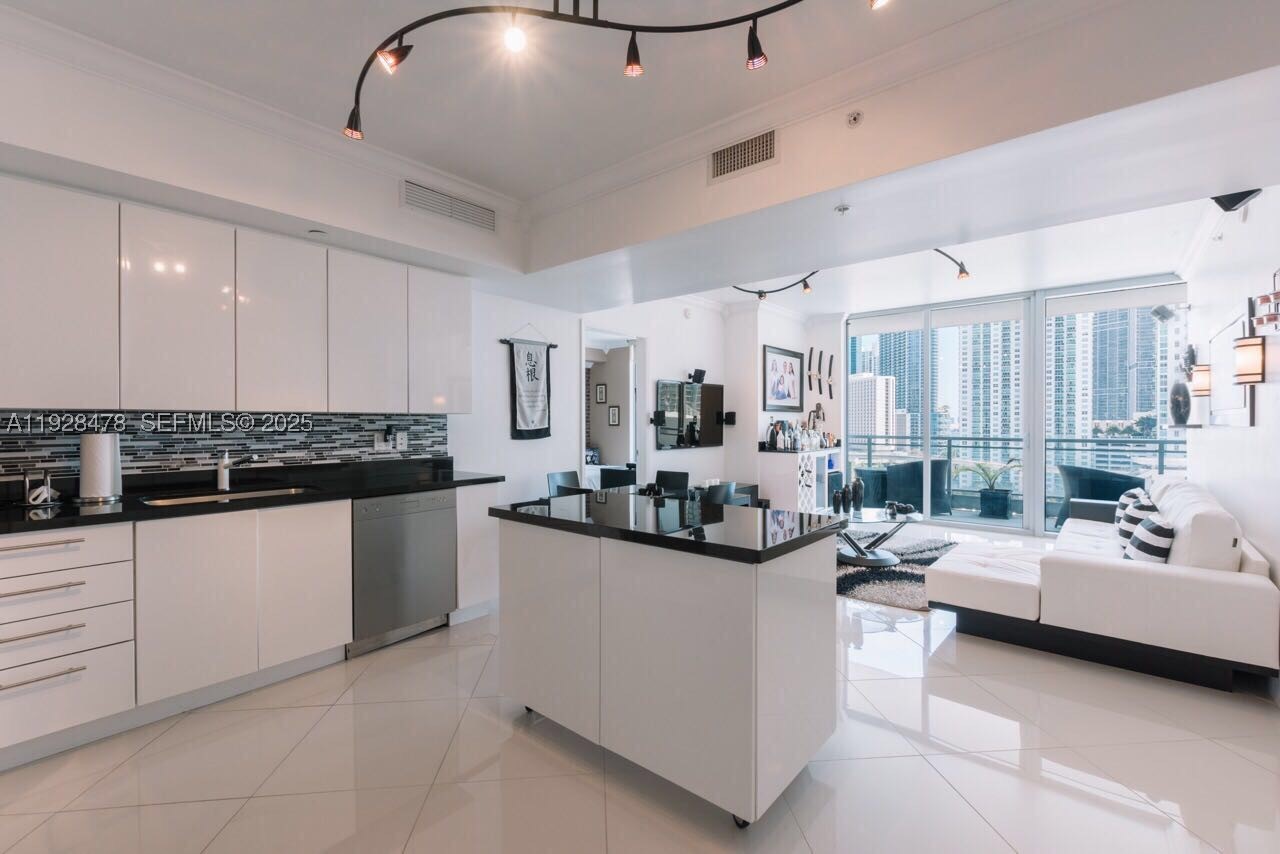 92 SW 3RD St #1512, Miami FL 33130