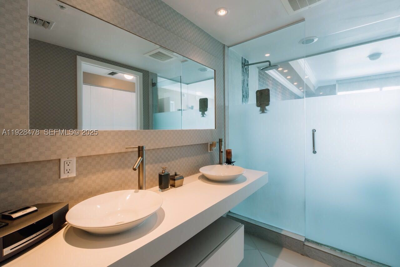 92 SW 3RD St #1512, Miami FL 33130