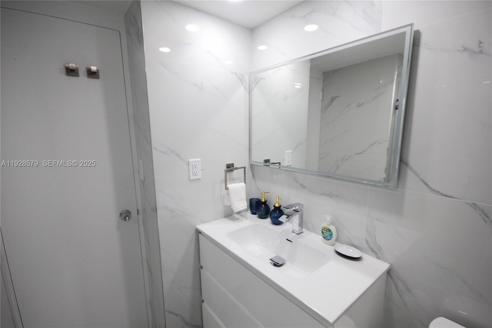 Miami Beach FL 33140 - A11928579