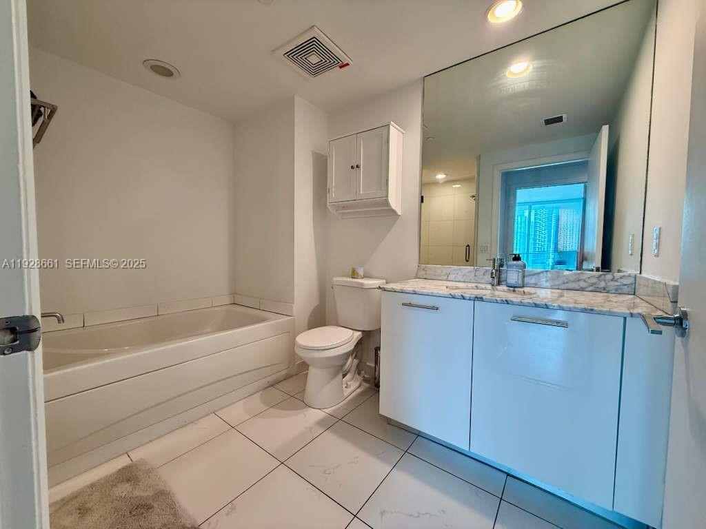 55 SE 6th St #2206, Miami FL 33131