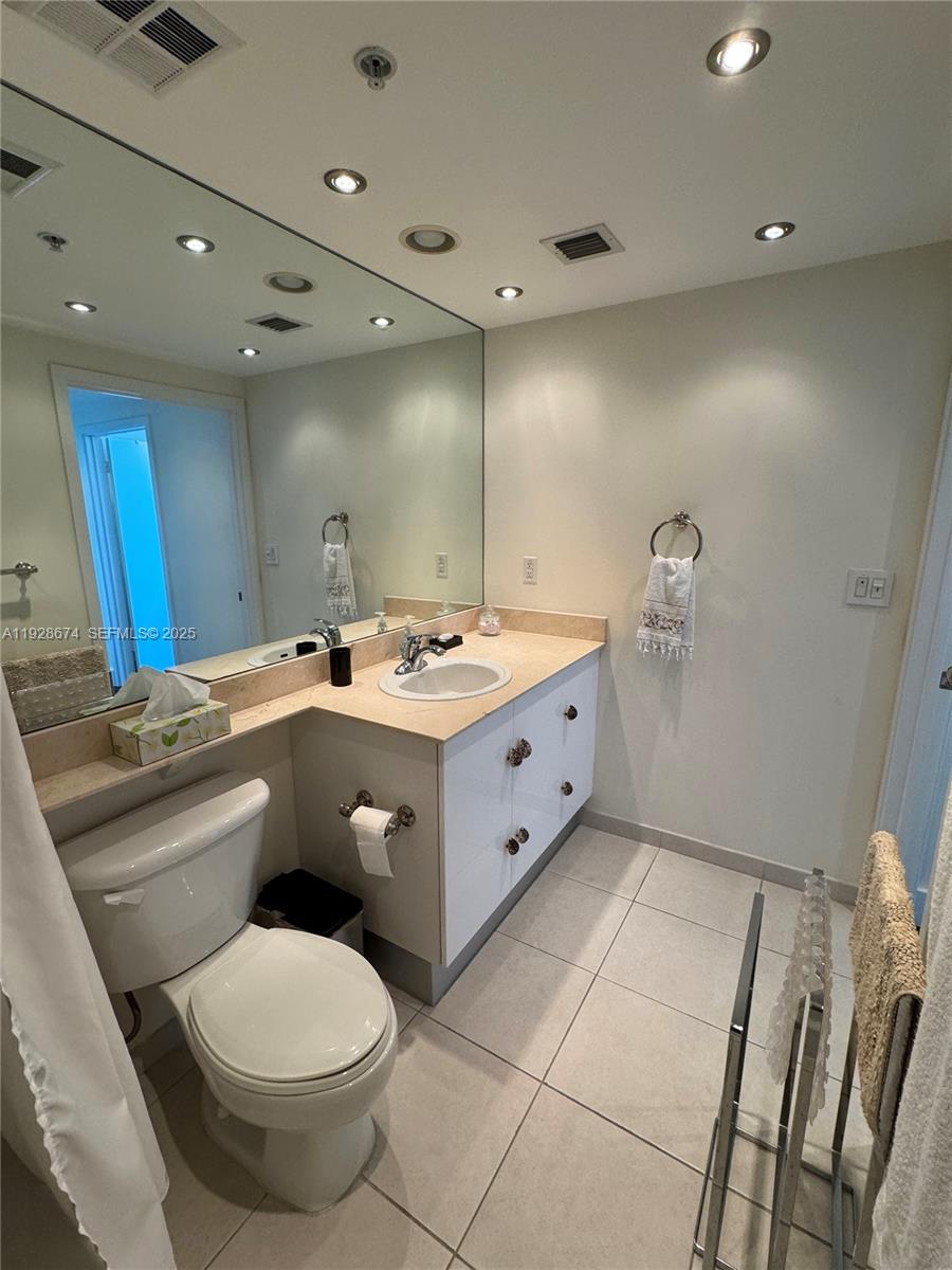 335 S Biscayne Blvd #2403, Miami FL 33131
