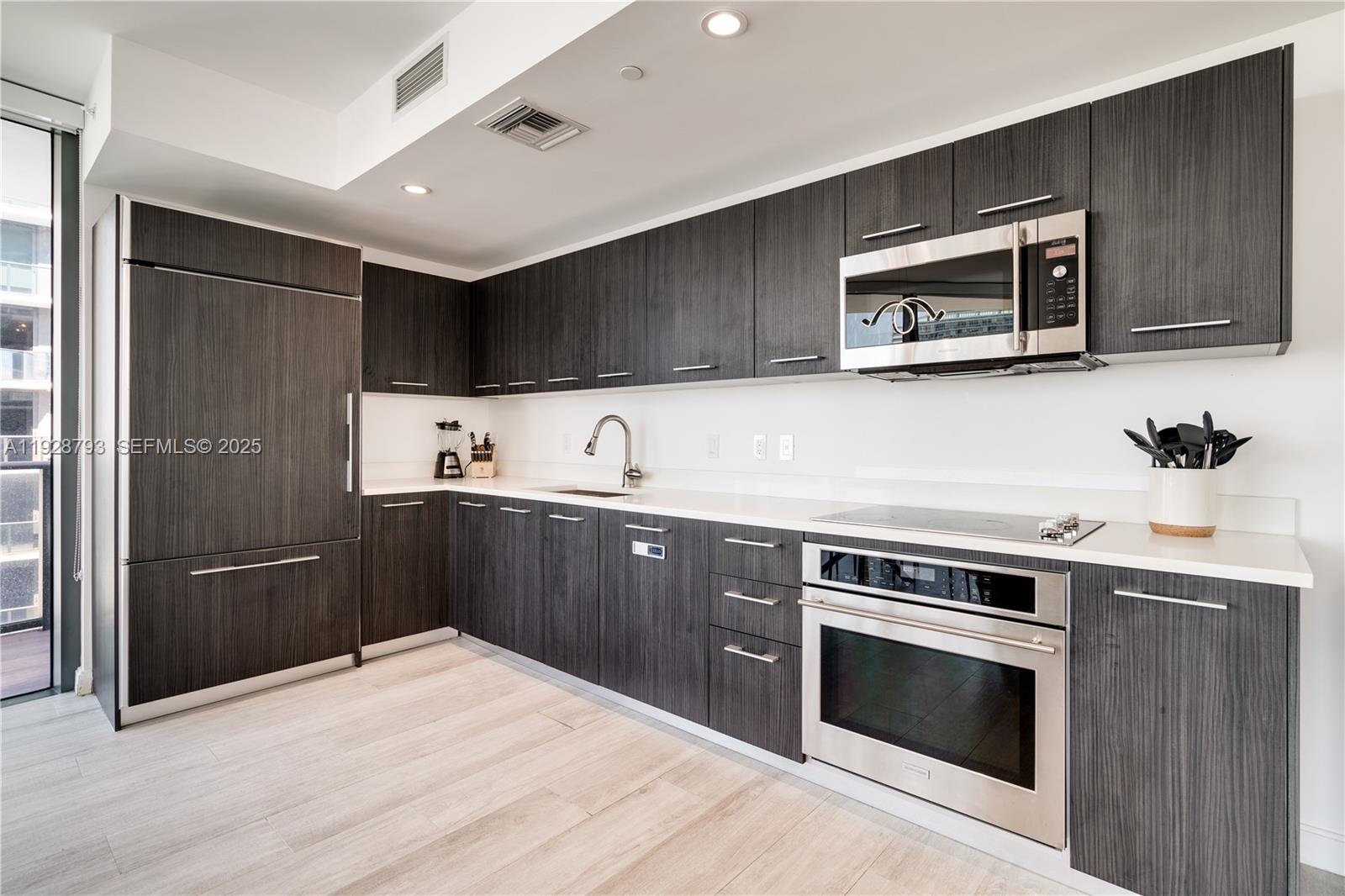 45 SW 9th St #2306, Miami FL 33130