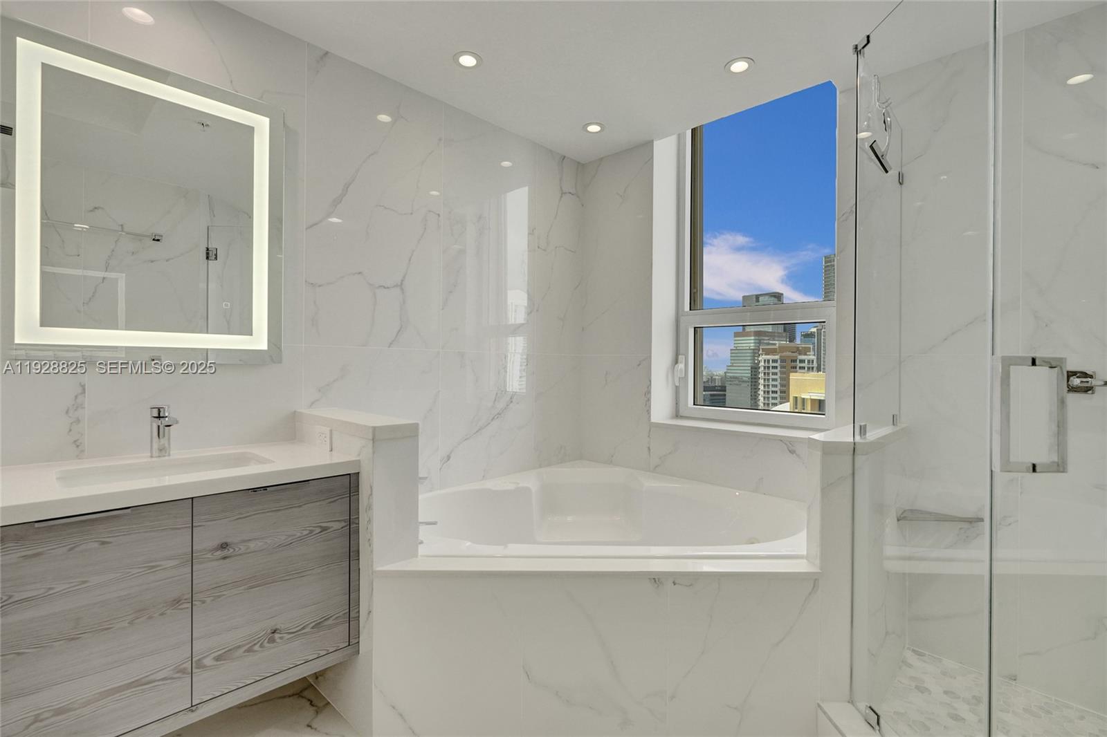 848 Brickell Key Dr #3206, Miami FL 33131