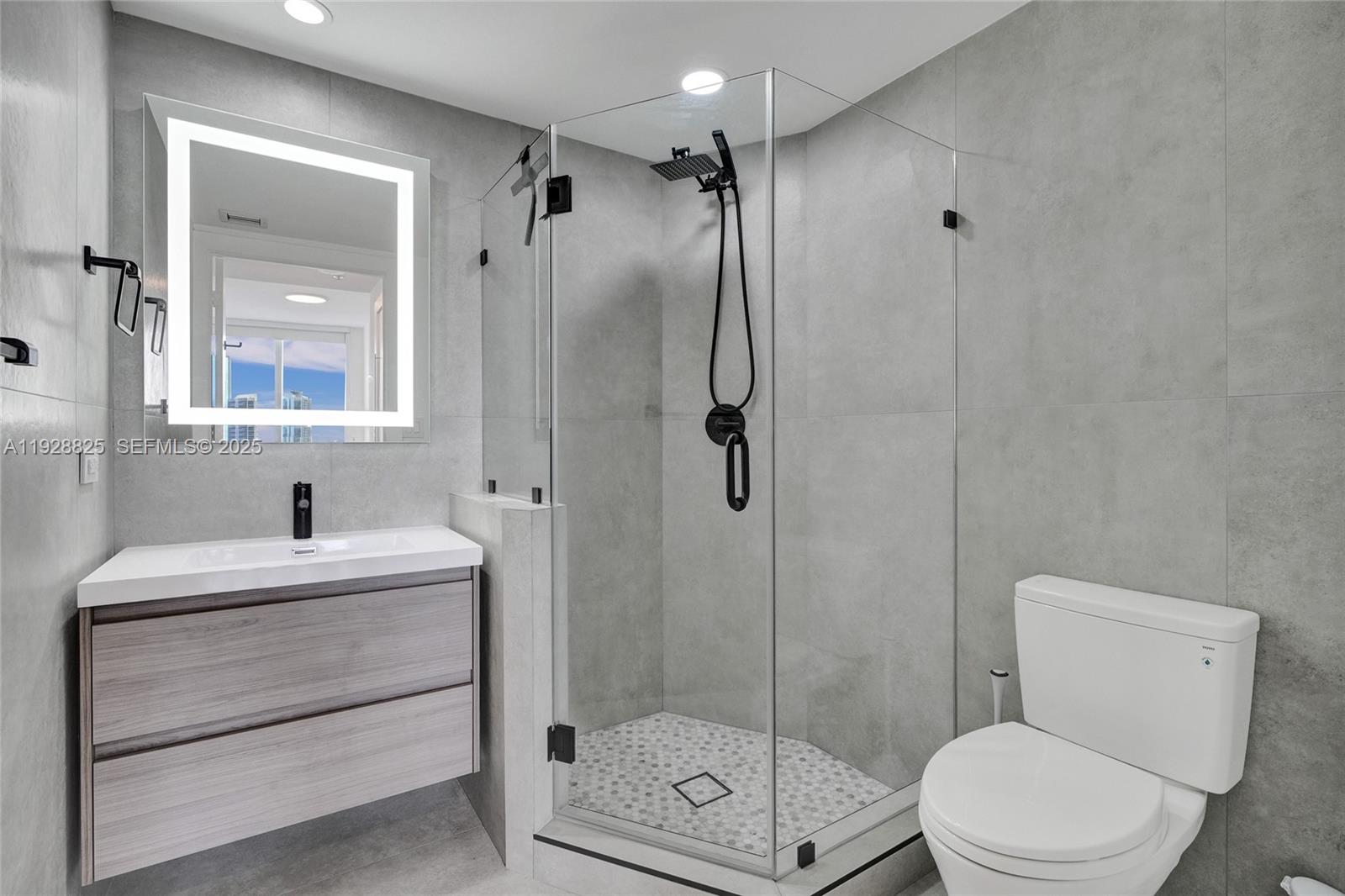 848 Brickell Key Dr #3206, Miami FL 33131