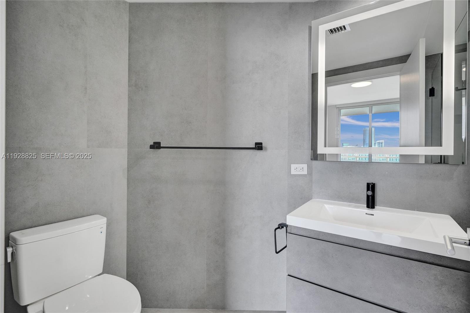 848 Brickell Key Dr #3206, Miami FL 33131