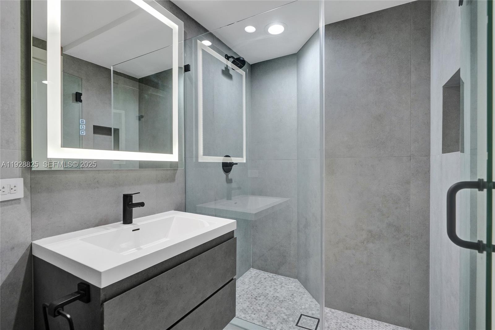 848 Brickell Key Dr #3206, Miami FL 33131