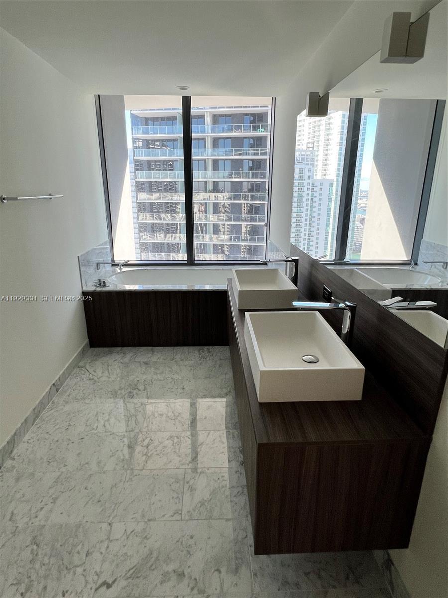 1000 Brickell Plz #4009, Miami FL 33131