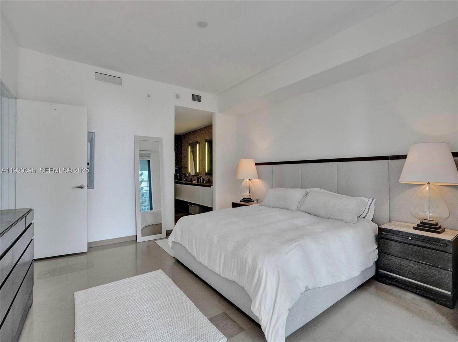88 SW 7th St #907, Miami FL 33130