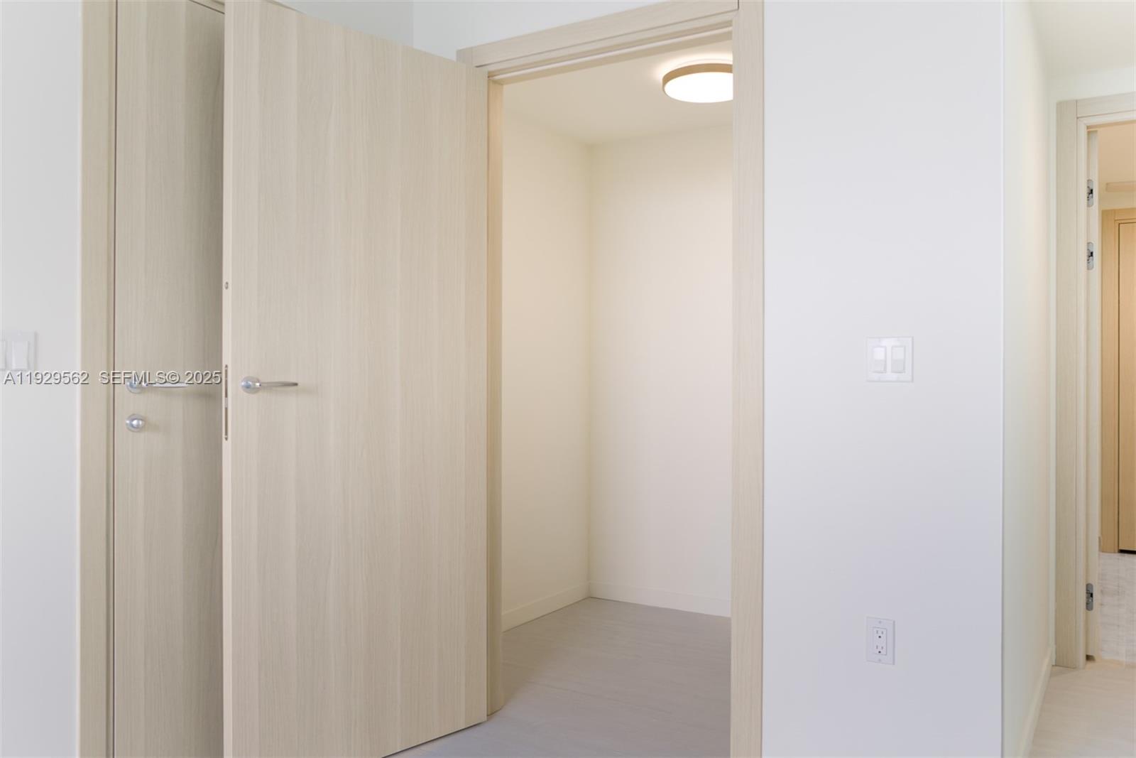 1000 Brickell Plz #3208, Miami FL 33131