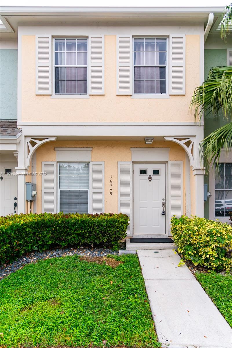 16749 Hemingway Dr, Weston FL 33326