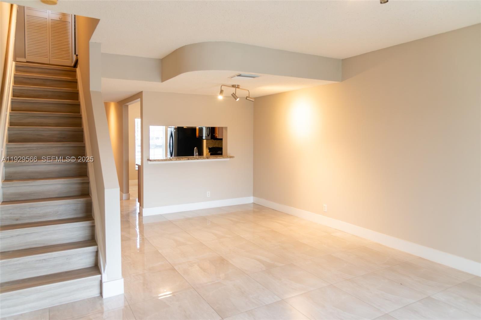 16749 Hemingway Dr, Weston FL 33326