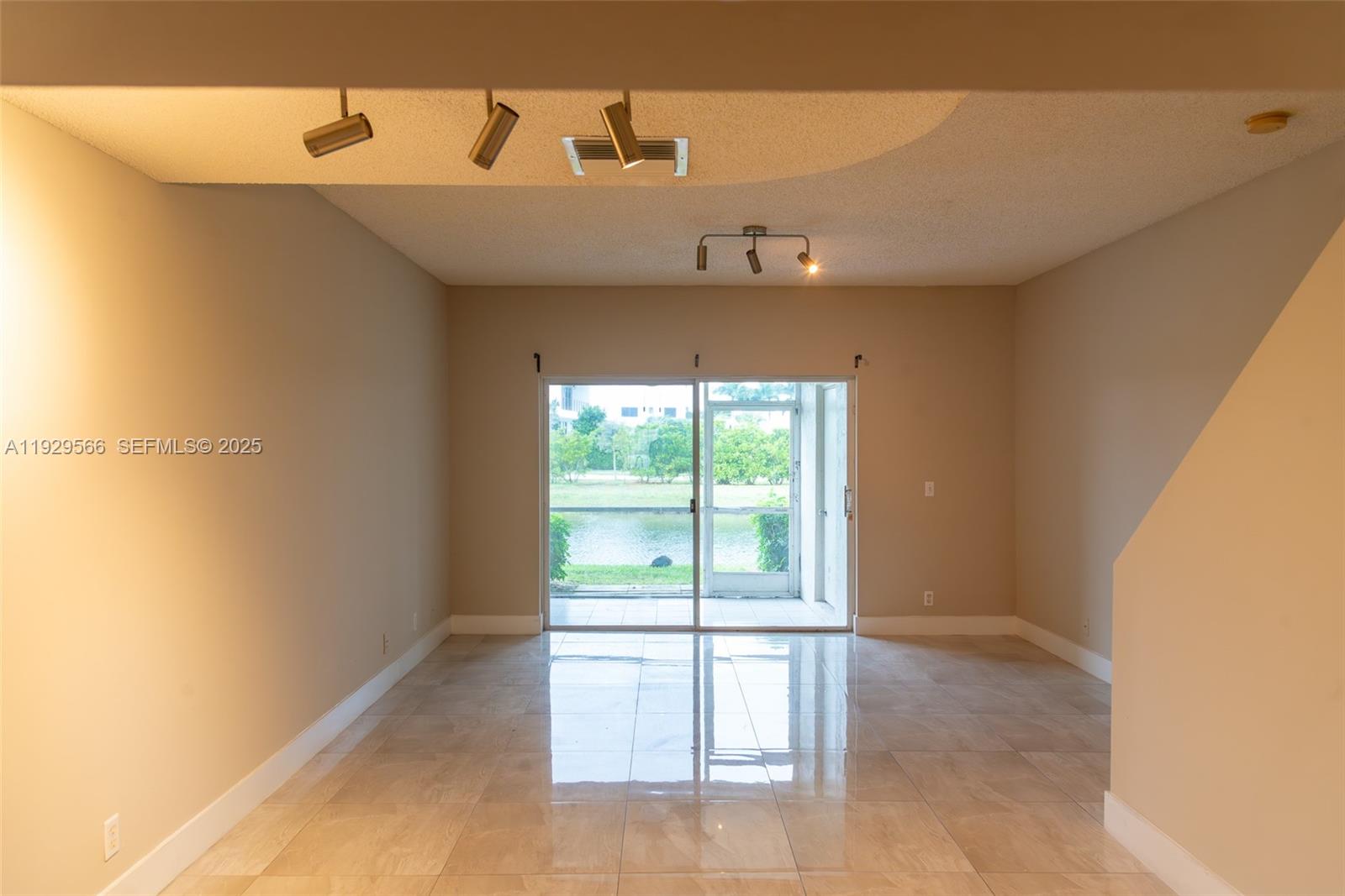16749 Hemingway Dr, Weston FL 33326