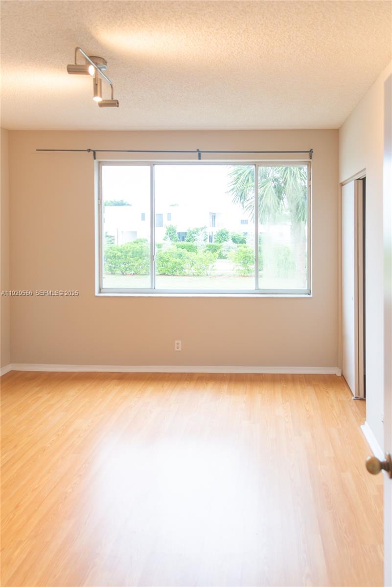 16749 Hemingway Dr, Weston FL 33326