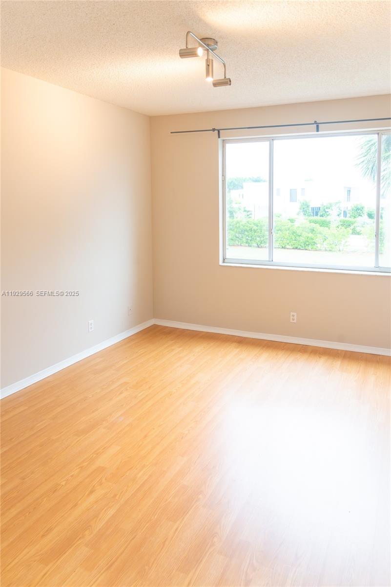 16749 Hemingway Dr, Weston FL 33326