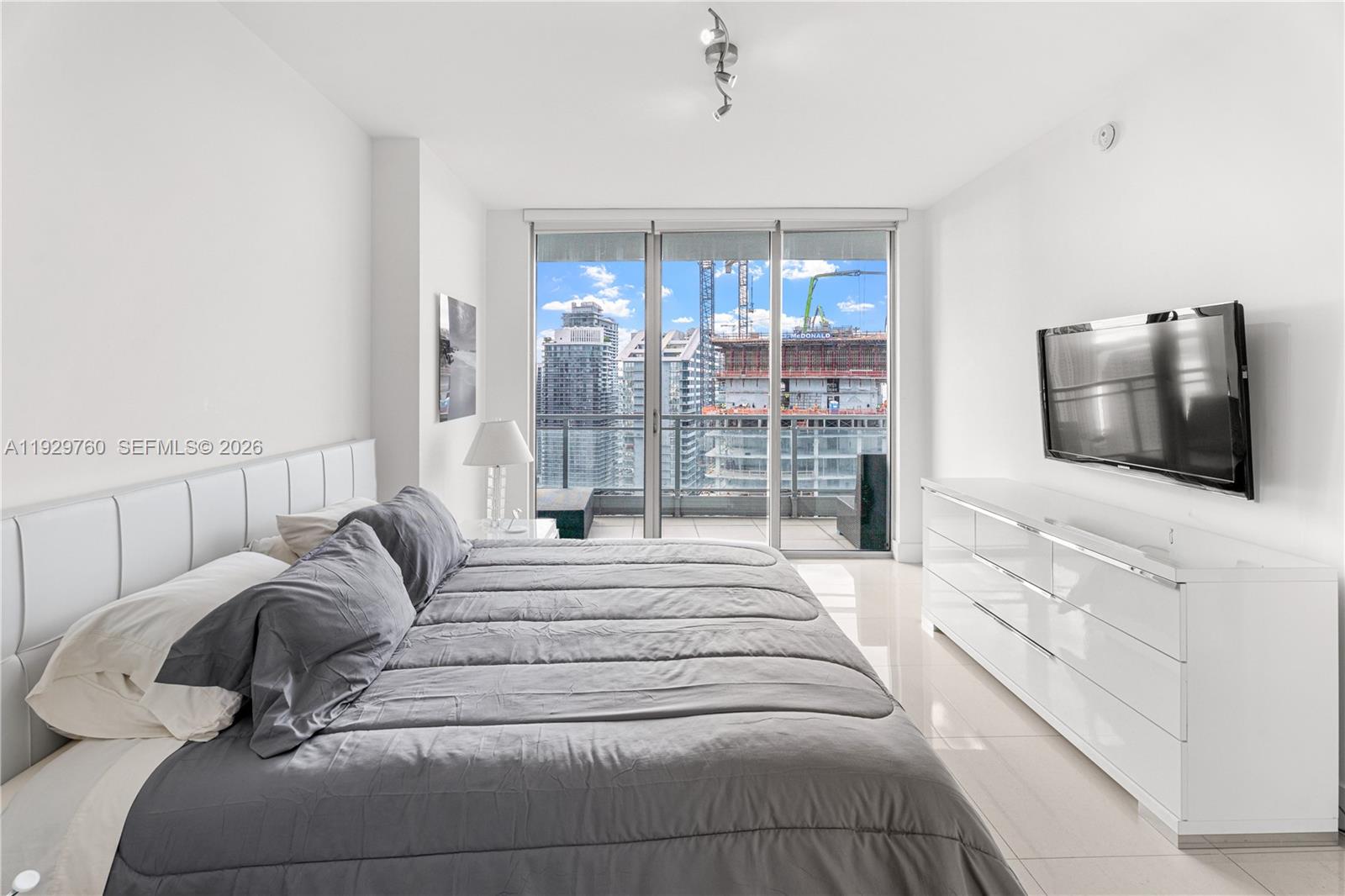 92 SW 3rd St #4704, Miami FL 33130